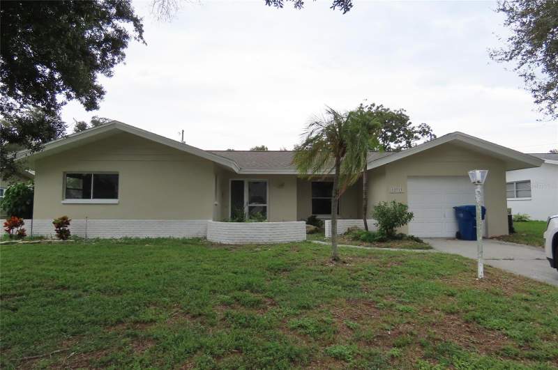 3 bedroom Single Family Residence at 12713 137th Lane, Grove Lake Manor, Largo — photo 2