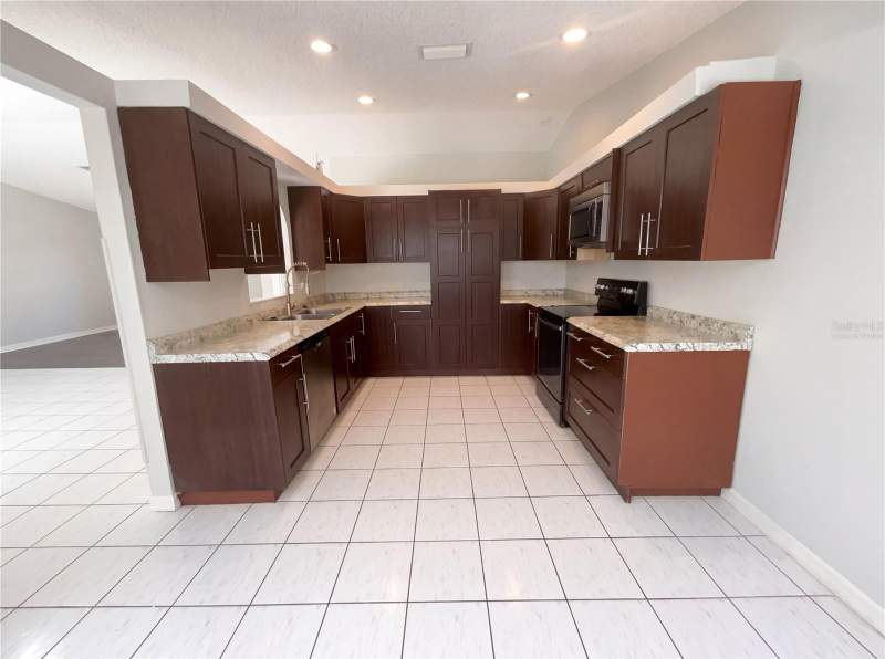 3 bedroom Single Family Residence at 1750 Evergreen Court, Pleasant Hill Lakes Unit 3, Kissimmee — photo 2