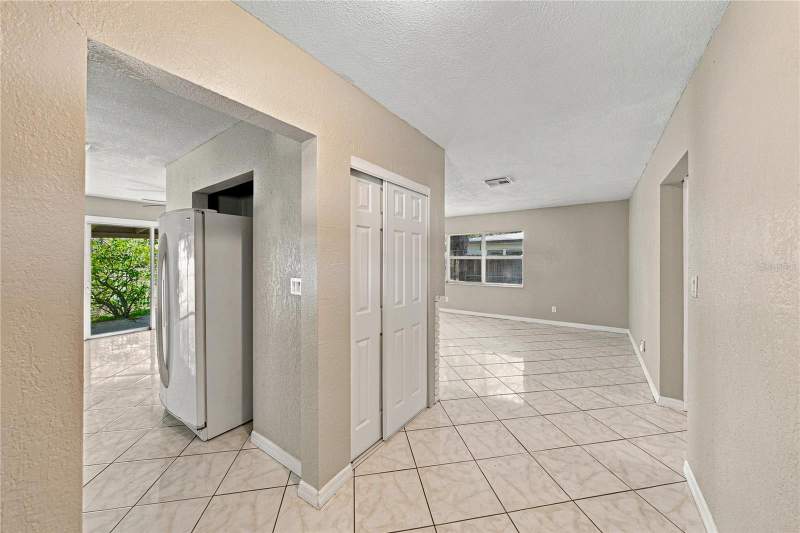 3 bedroom Single Family Residence at 4260 Narvarez Way, Lakewood Estates Tracts 10-11, St Petersburg — photo 5