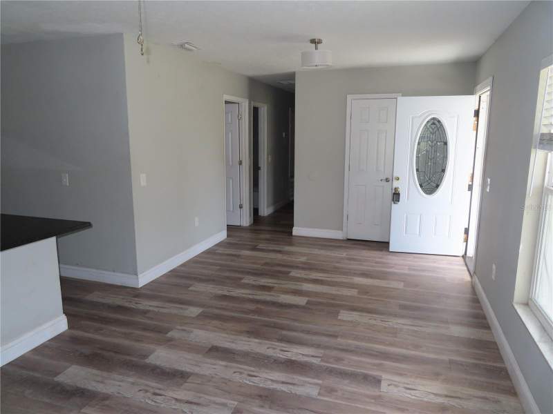 4 bedroom Single Family Residence at 1215 Windsor Circle, The Winds Sub, Brandon — photo 3