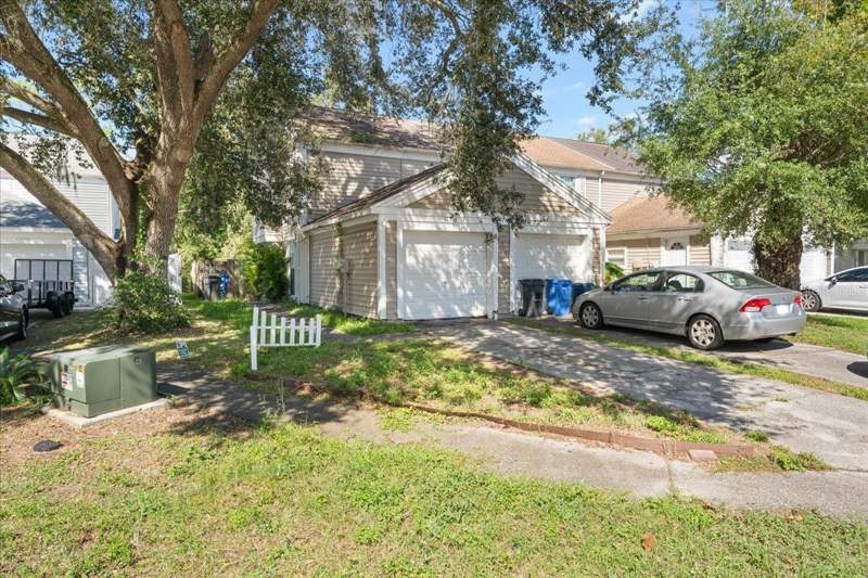 2 bedroom Townhouse at 12310 Villager Court #1, Villager Place, Tampa — photo 2