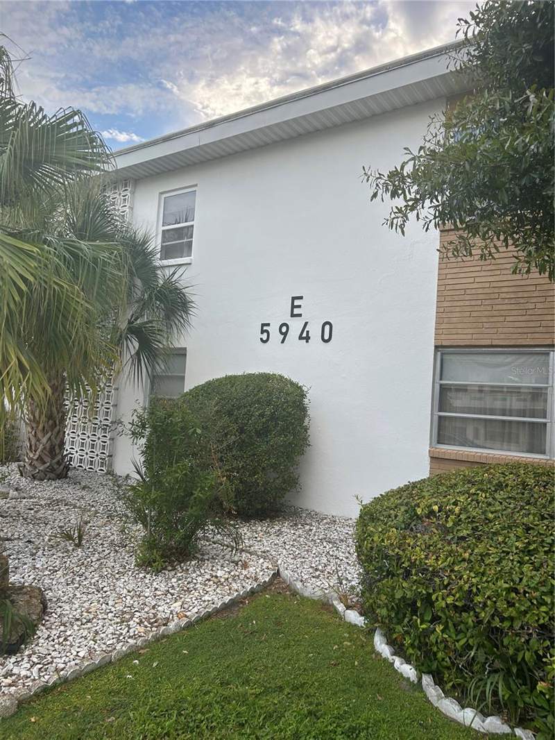 2 bedroom Condominium at 5940 21st Street #11, Town Apts Condo, St Petersburg — photo 3