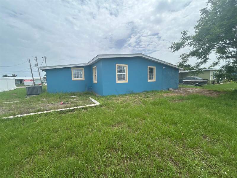 5 bedroom Single Family Residence at 585 Lindley Terrace, Port Charlotte Sec 025, Port Charlotte — photo 2