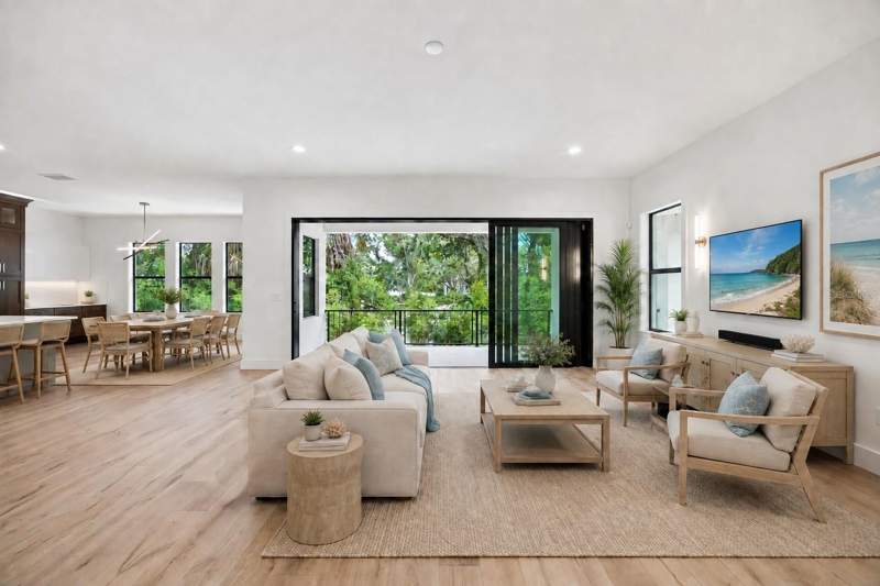 5 bedroom Single Family Residence at 5104 W Evelyn Drive, Beach Park, Tampa — photo 4