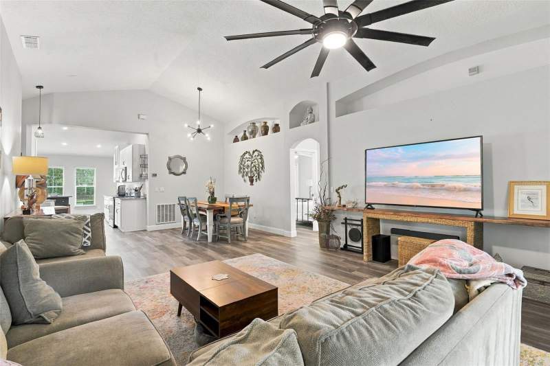 4 bedroom Single Family Residence at 430 Deanna Circle, Willow Rdg, Deland — photo 3