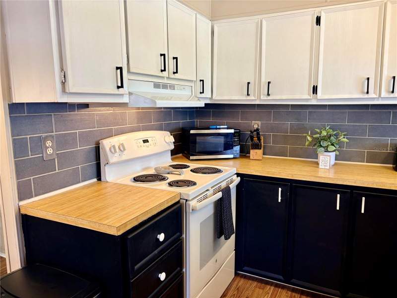 2 bedroom Manufactured Home at 2790 Indianwood Drive, Laurel Estates, North Fort Myers — photo 4