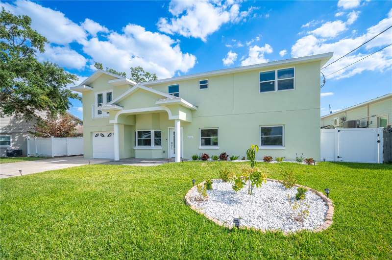 7 bedroom Single Family Residence at 8704 Bay Crest Lane, Bay Crest Park Unit 11, Tampa — photo 2