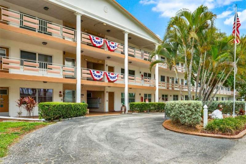 1 bedroom Condominium at 6015 19th Street #302, Town Apts Condo, St Petersburg — photo 2