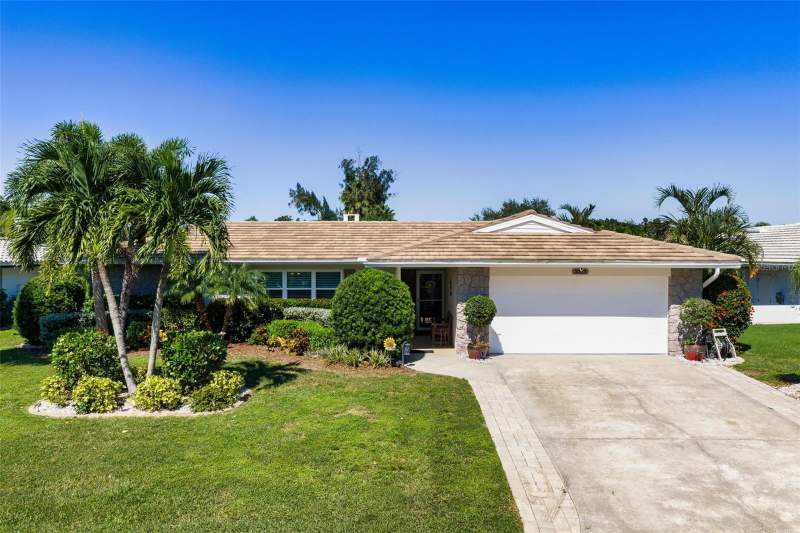 2 bedroom Single Family Residence at 3323 Spring Mill Circle, Village Green Club Estates, Sarasota — photo 3