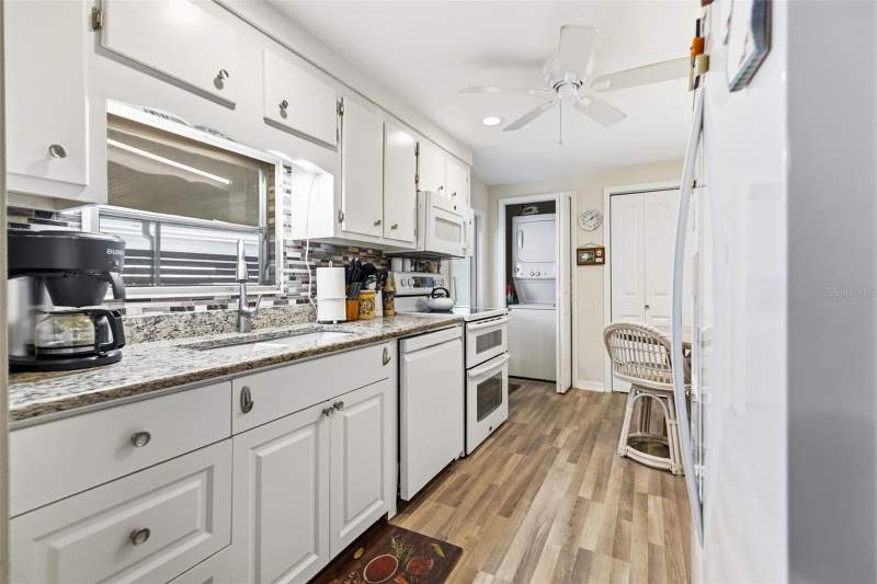 2 bedroom Mobile Home at 5509 Bermuda Court, Chateau Village Co-Op, Bradenton — photo 3