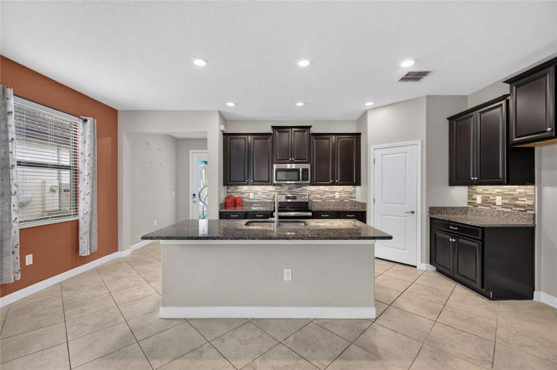 3 bedroom Single Family Residence at 16836 Whisper Elm Street, Forest Brooke Active Adult Ph, Wimauma — photo 4