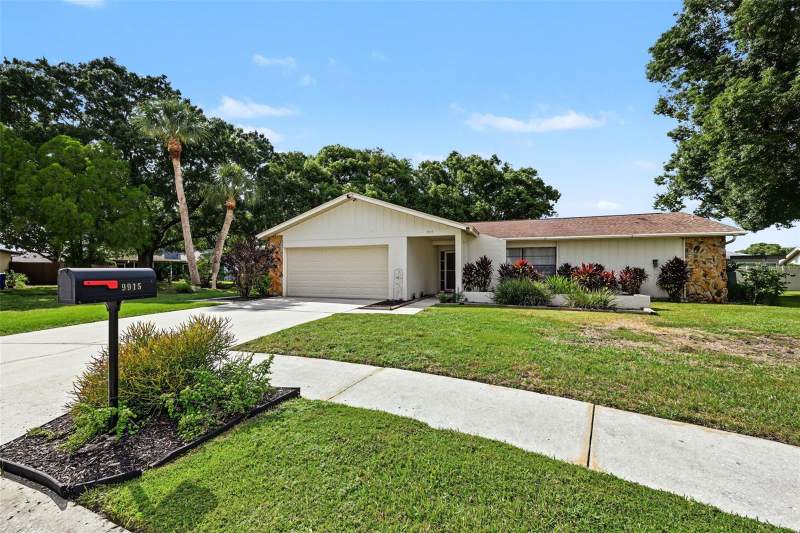3 bedroom Single Family Residence at 9915 Whitworth Court, A Rep Of Fairway Spgs, New Port Richey — photo 2