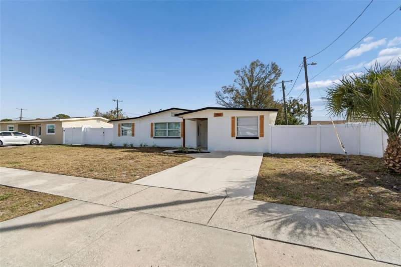 6 bedroom Single Family Residence at 7910 W Powhatan Avenue, Townn Country Park Un 07, Tampa — photo 5