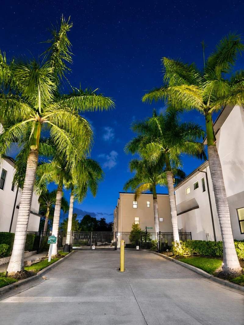 4 bedroom Townhouse at 2521 11th Place, Uptown Kenwood, St Petersburg — photo 2