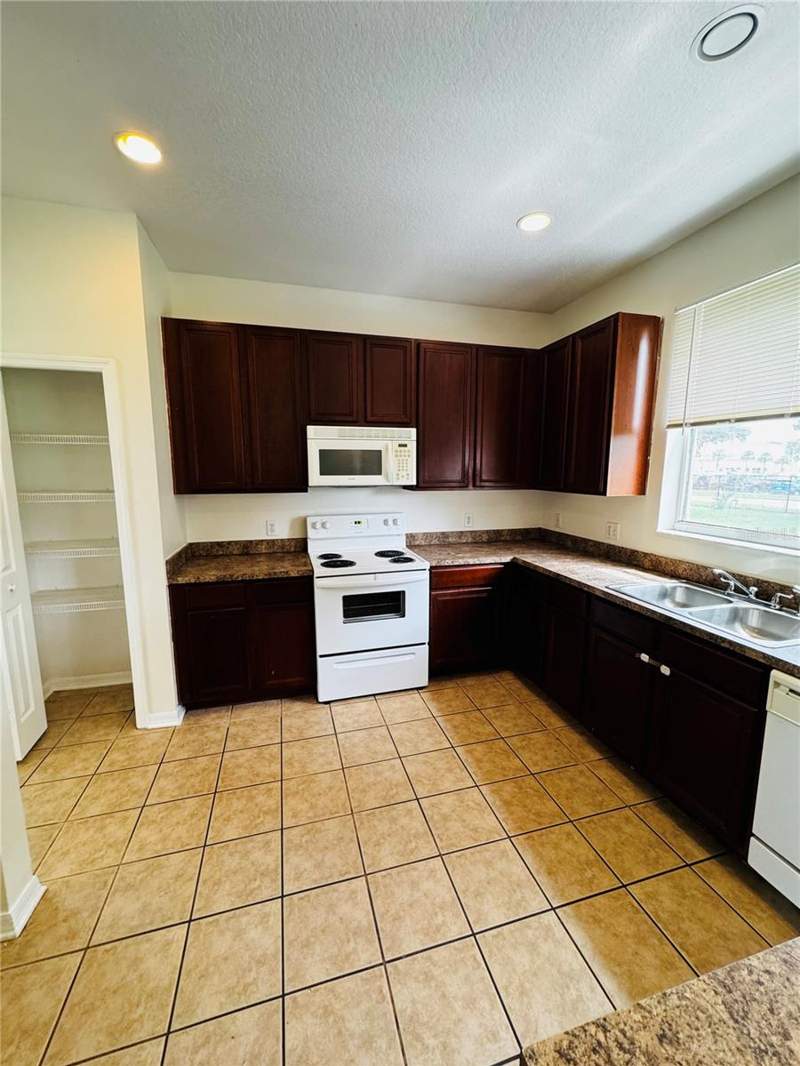 4 bedroom Single Family Residence at 890 McInnis Court, Remington Prcl M 3, Kissimmee — photo 4