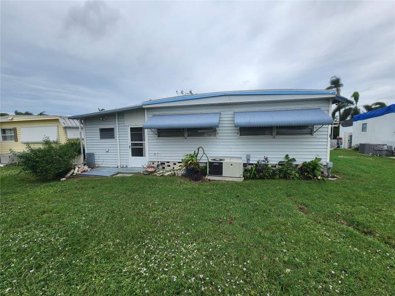 2 bedroom Mobile Home at 5317 Chateau Lane, Chateau Village Co-Op, Bradenton — photo 4