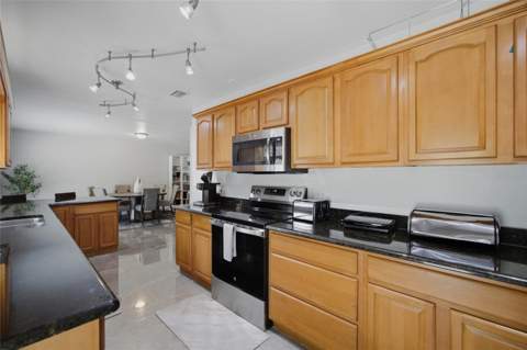 7003 Larimer Court, Tampa FL - photo 11 of 34