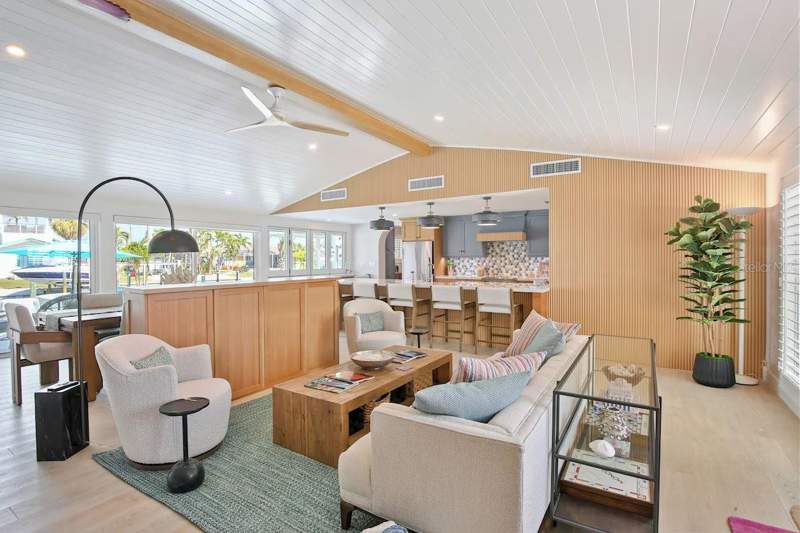 4 bedroom Single Family Residence at 605 Concord Lane, Key Royale 7th Add, Holmes Beach — photo 3