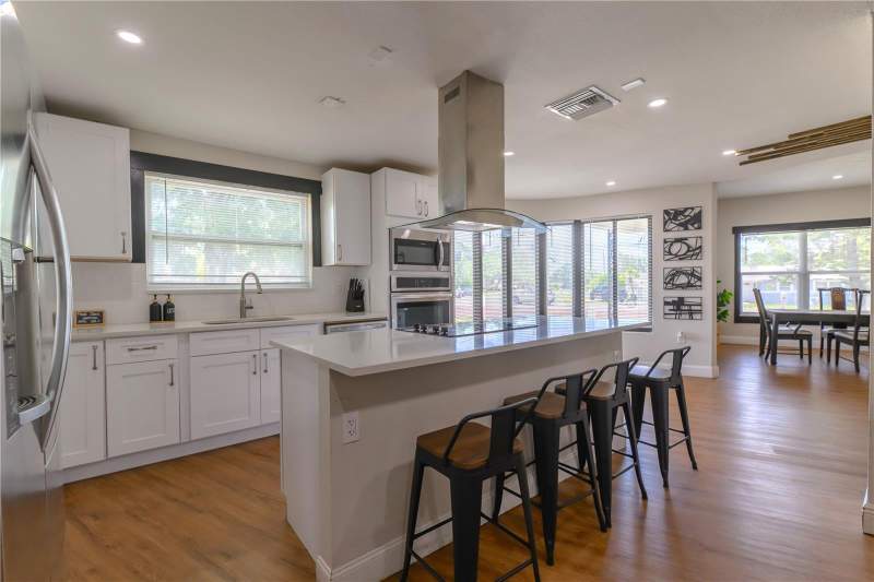 3 bedroom Single Family Residence at 800 S Keene Road, Oak Acres, Clearwater — photo 2