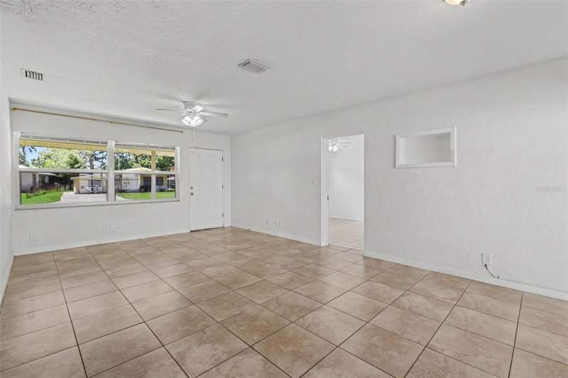 4 bedroom Single Family Residence at 5585 Atlantic Avenue, North St Petersburg Rep Blk 86, St Petersburg — photo 3