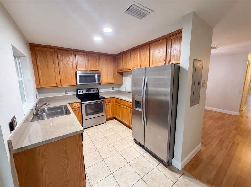 2 bedroom Townhouse at 112 Coquina Bay Drive, Coquina Key Twnhms, St Petersburg — photo 2