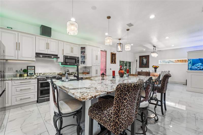 7 bedroom Single Family Residence at 2520 Gomaz Way, Lakewood Estates Sec D, St Petersburg — photo 2