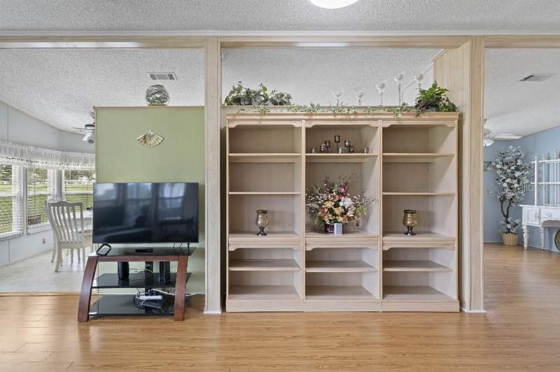 2 bedroom Mobile Home at 4901 4th C Street, Golf Lakes Residents Co-Op, Bradenton — photo 4