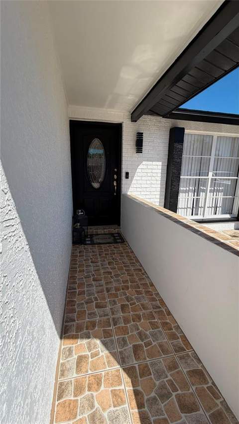 6713 Willow Spring Court, Tampa FL - photo 6 of 40