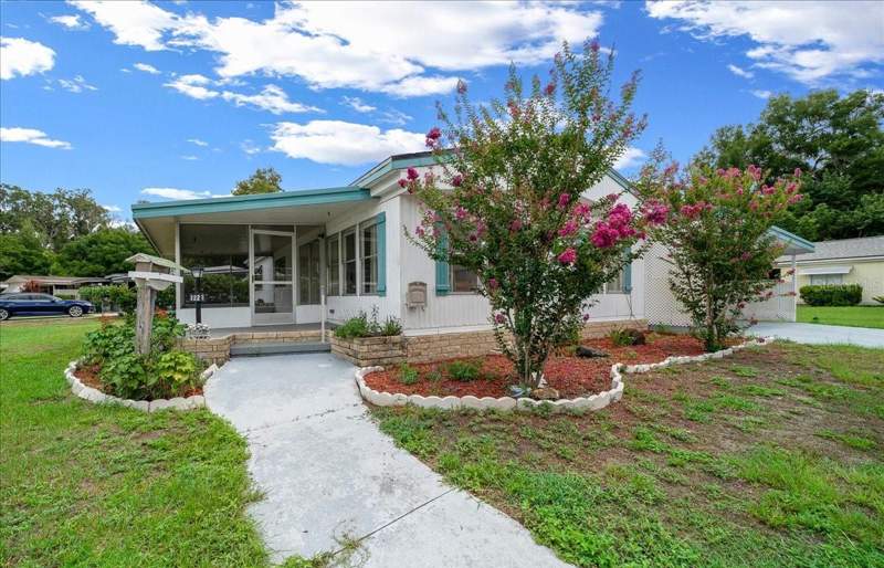 2 bedroom Mobile Home at 3221 SE 39th Avenue, Oak Park Village, Ocala — photo 2