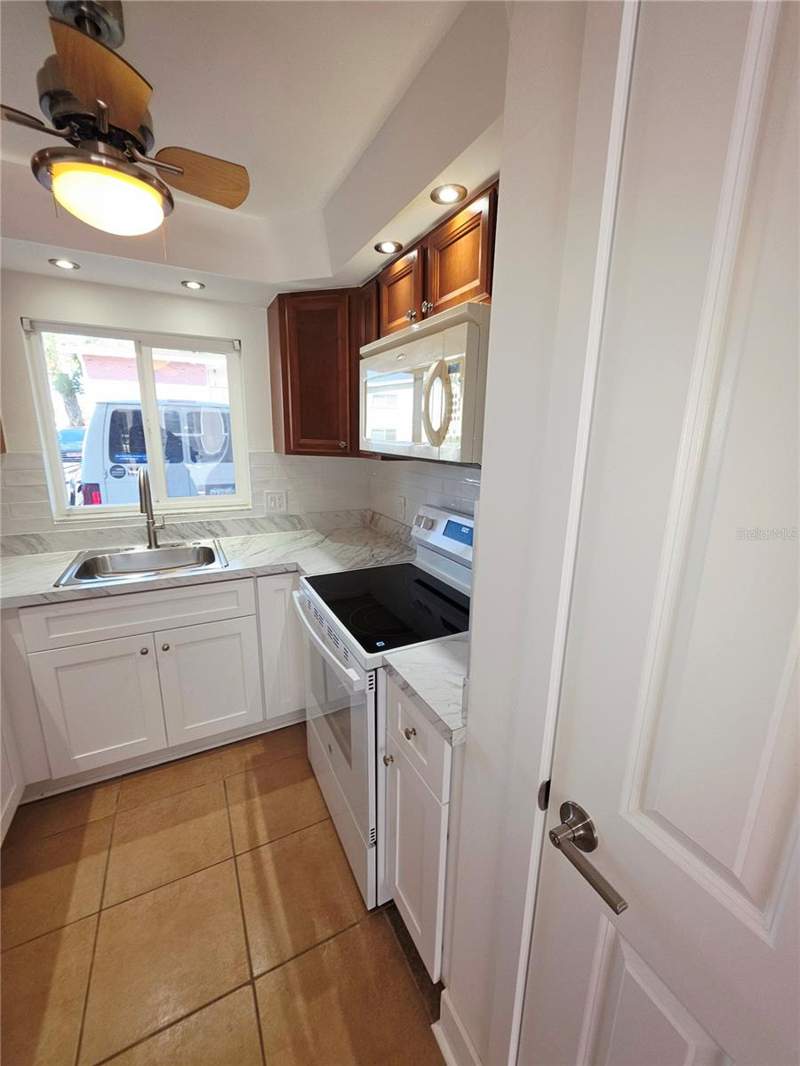 1 bedroom Condominium at 4580 OVERLOOK DRIVE #190, LAKE OVERLOOK APTS, ST PETERSBURG — photo 5