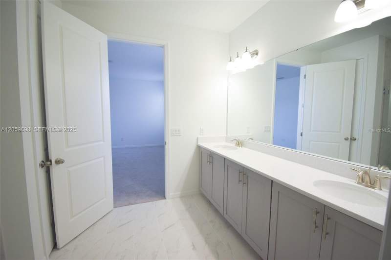 4 bedroom Single Family Residence at 2370 Lancashire Street, Glen/West Haven, Davenport — photo 3