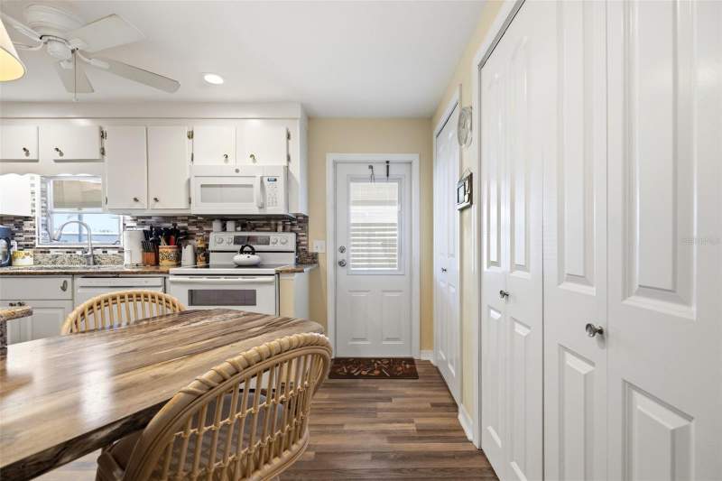 2 bedroom Mobile Home at 5509 Bermuda Court, Chateau Village Co-Op, Bradenton — photo 4