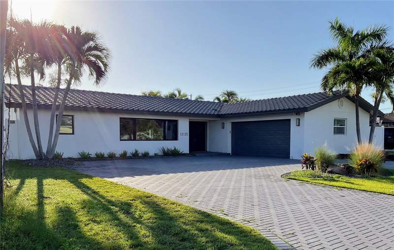 4 bedroom Single Family Residence at 12125 5th Street, Capri Isle Sub, Treasure Island — photo 3