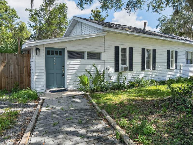 4 bedroom Half Duplex at 325 S 2nd Street, Leesburg Hansons Sub, Leesburg — photo 1