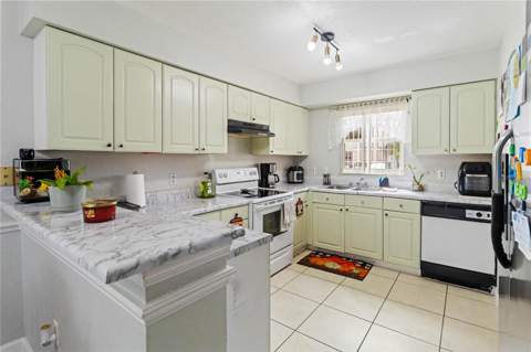 211 Dawn Court, Kissimmee FL - photo 8 of 29