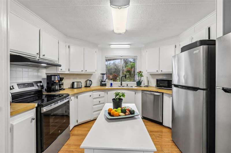 2 bedroom Manufactured Home at 8807 Sheldon West Drive, Sheldon West Mh Community, Tampa — photo 4