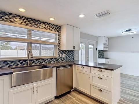 7010 Cobblewood Court, Tampa FL - photo 18 of 73
