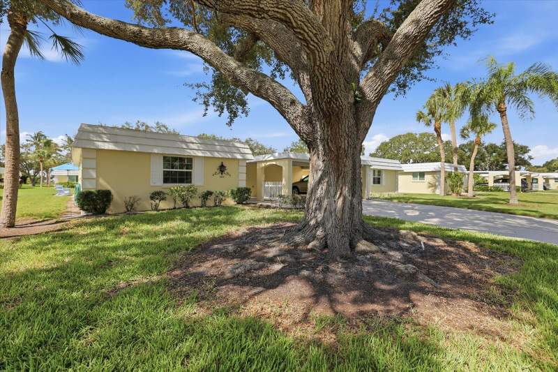2 bedroom Villa at 5826 Driftwood Place, Baywood Colony Sec 2, Sarasota — photo 1