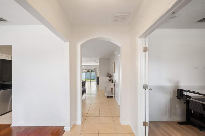 4 bedroom Single Family Residence at 618 Bainbridge Loop, Covington Park A B D E F G & J, Winter Garden — photo 2