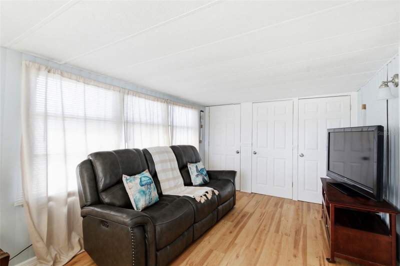 2 bedroom Mobile Home at 10913 Liberty Drive, Senate Manor Unrec, Port Richey — photo 3