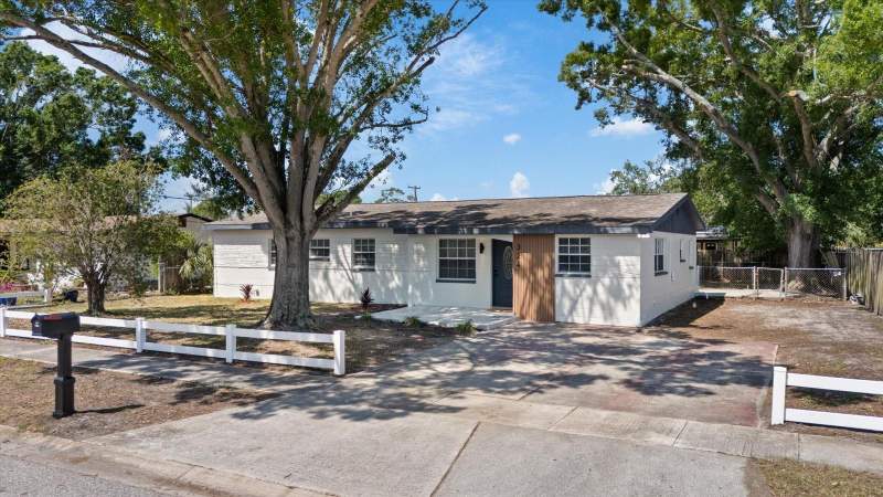 324 COUNTRY CLUB DRIVE home for sale in Oldsmar Country Club Estates