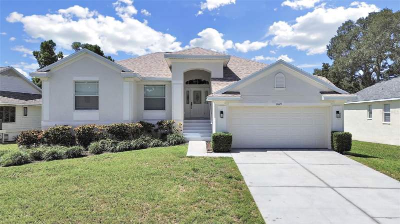 1025 LAKE AVOCA PLACE home for sale in Pointe Alexis South