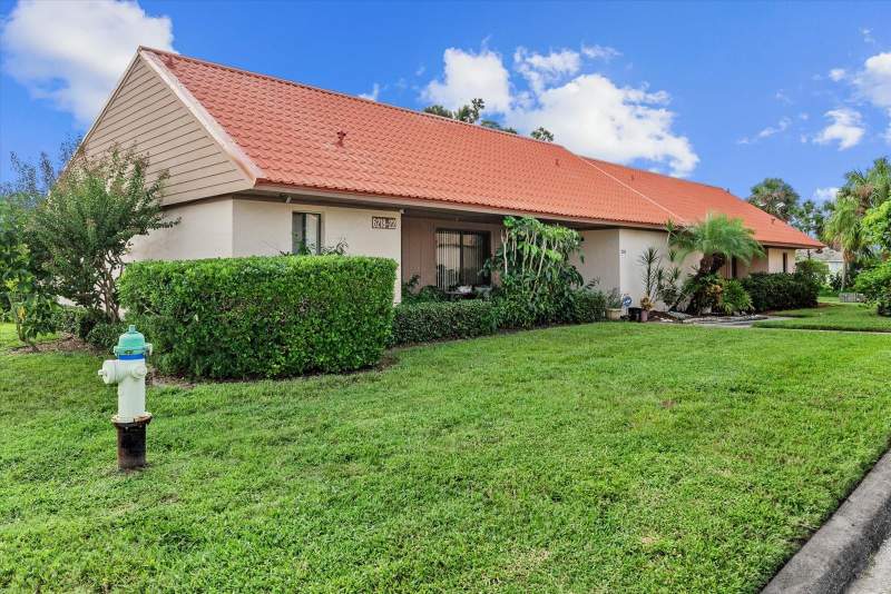 2 bedroom Villa at 6218 Draw Lane #5 Bld, Sunrise Golf Club, Sarasota — photo 2