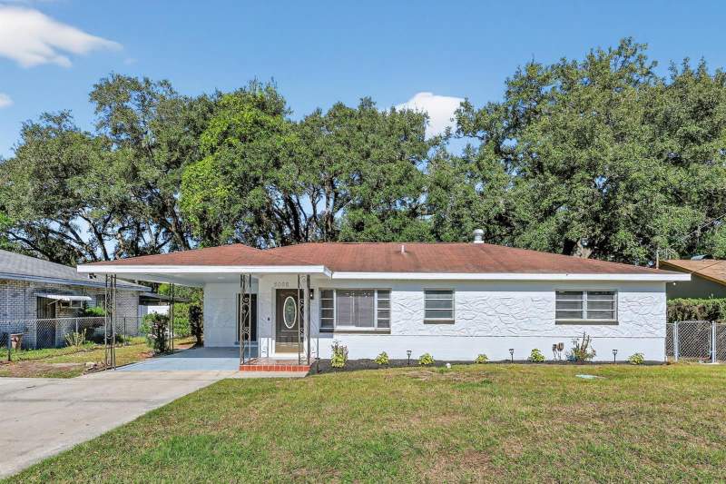 White OaksHomes for Sale in Tampa, FL