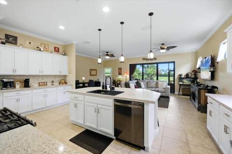10035 Marbella Drive, Bradenton FL - photo 12 of 51