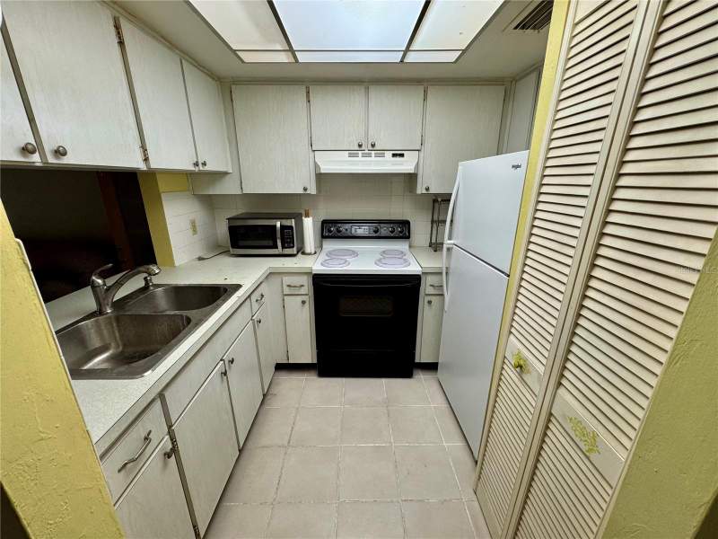 1 bedroom Condominium at 1250 S Pinellas Avenue #511, Green Dolphin Park Condo, Tarpon Springs — photo 4