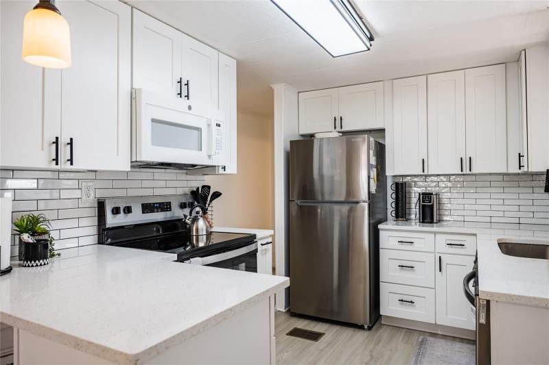 2 bedroom Manufactured Home at 36749 Jodi Avenue, Lake Betmar Estates, Zephyrhills — photo 2