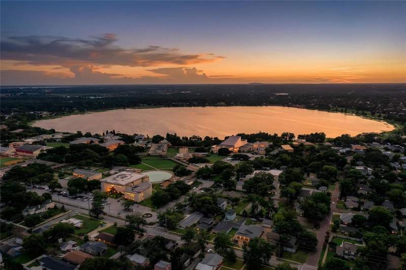 3 bedroom Single Family Residence at 721 Frank Lloyd Wright Way, Dixieland Rev, Lakeland — photo 4