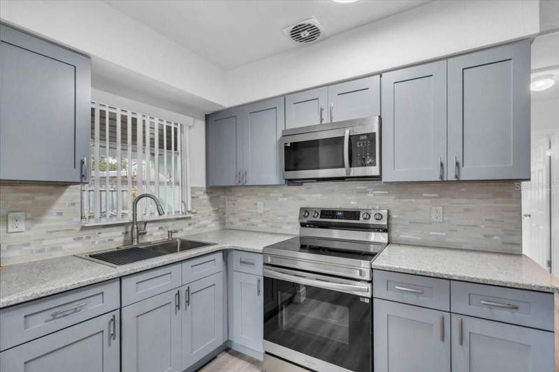 2 bedroom Single Family Residence at 11435 2nd Street, Isle Of Palms, Treasure Island — photo 4