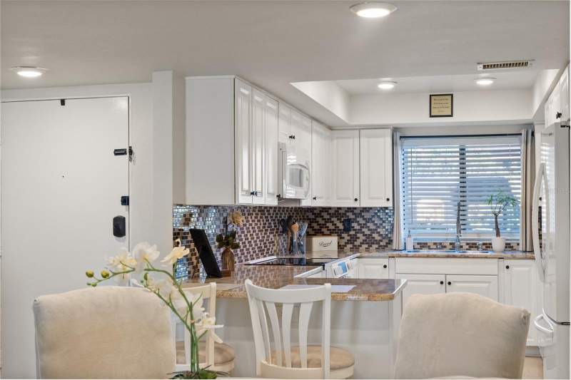 2 bedroom Condominium at 860 S Village Drive #105, Village Lake Condo, St Petersburg — photo 4